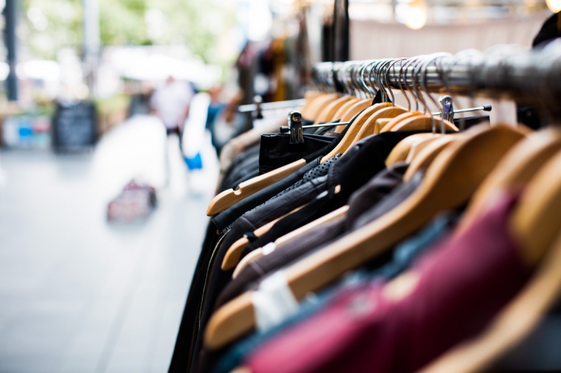 vitrine-CABRIS-min_blur_close_up_focus_hanger_jacket_market_people_rack-1176303