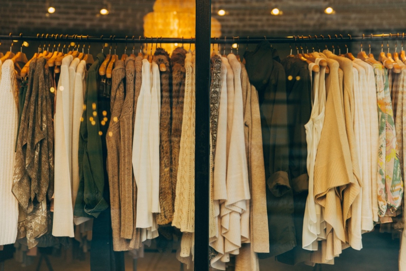 vitrine-CABRIS-min_clothe_fashion_store_shop_window_store_front-21277